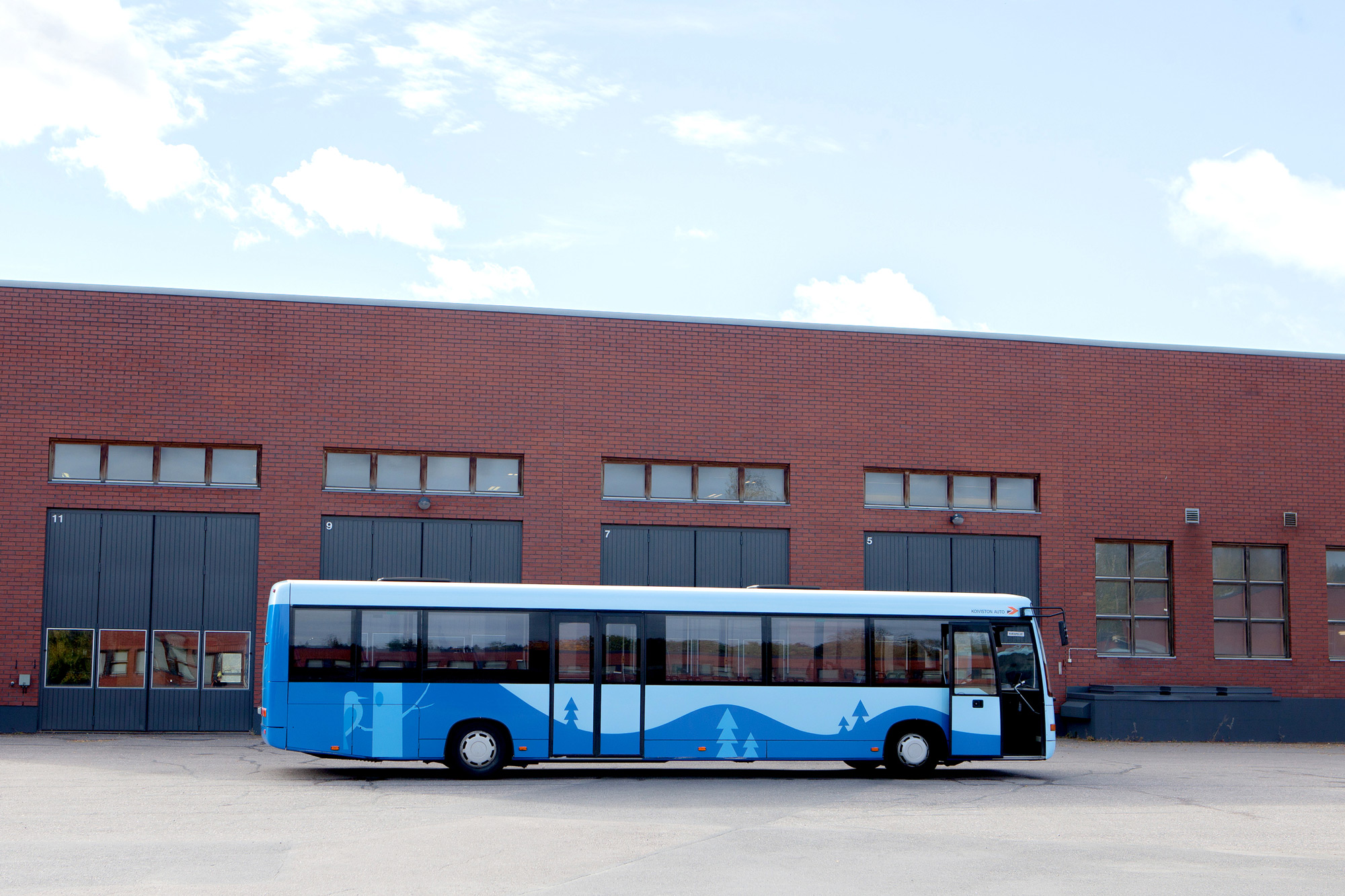 Lahden Seudun Liikenne bus Hongankolistaja brick wall