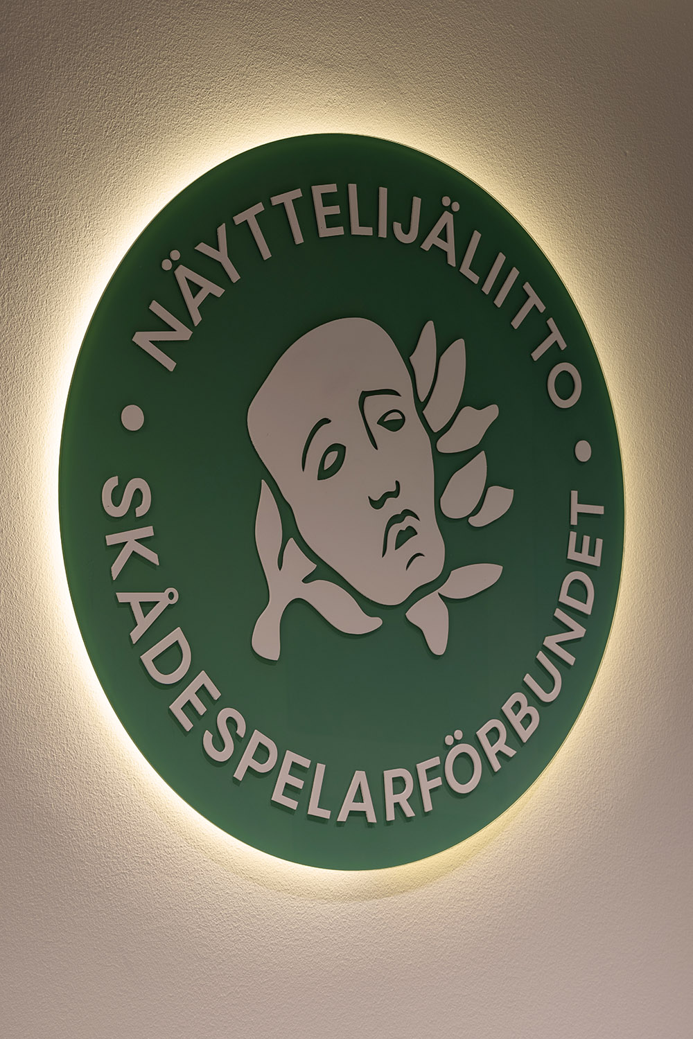 N&auml;yttelij&auml;liitto toimisto design sisustus suunnittelu logo