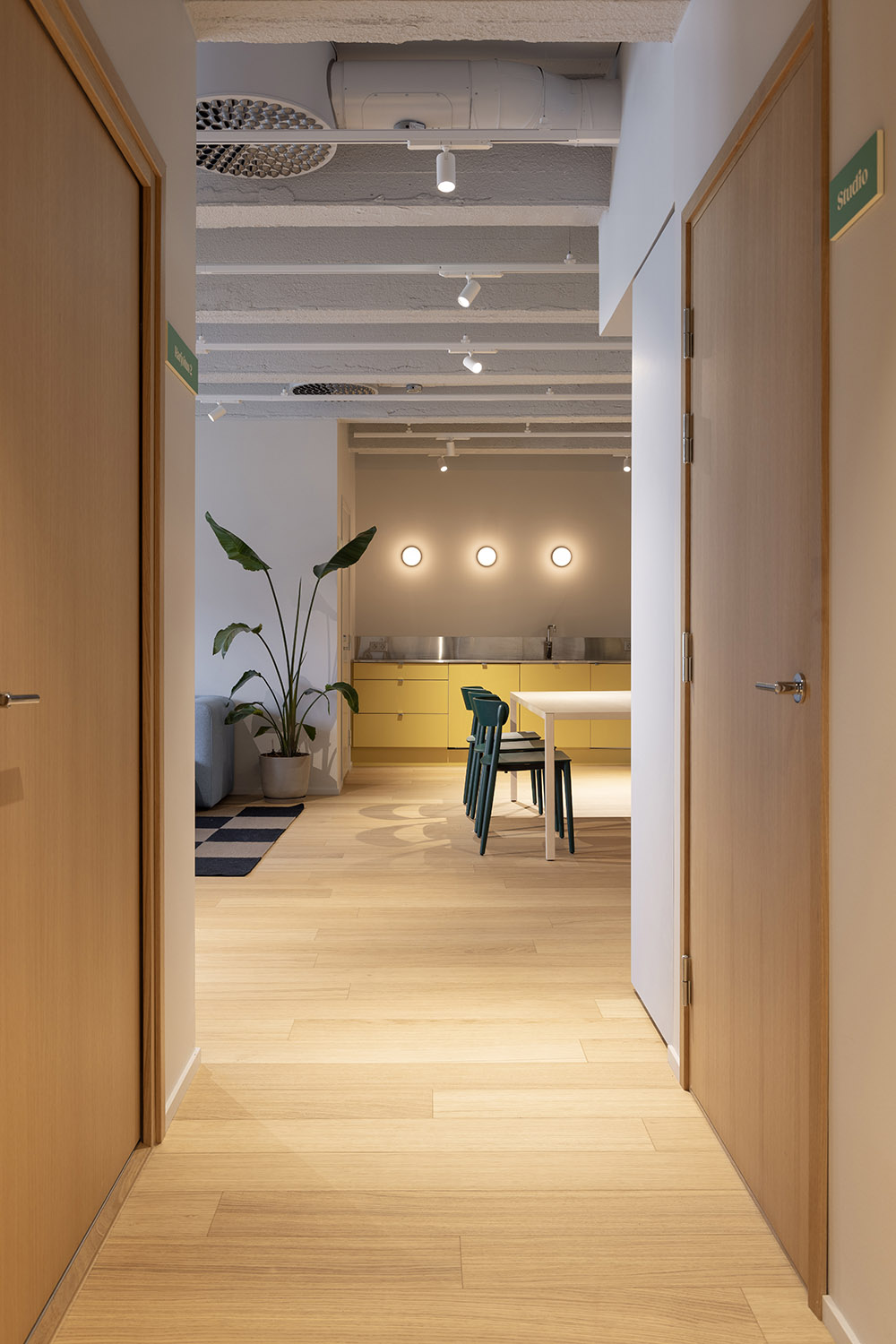 N&auml;yttelij&auml;liitto toimisto design sisustus suunnittelu j&auml;sentila keitti&ouml; k&auml;yt&auml;v&auml; studio