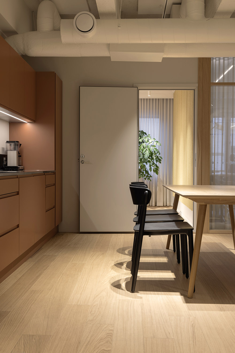 N&auml;yttelij&auml;liitto toimisto design sisustus suunnittelu ty&ouml;tila keitti&ouml;