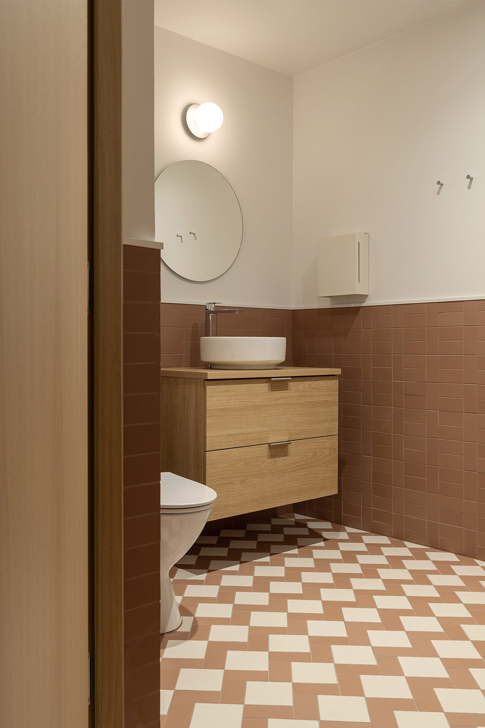 N&auml;yttelij&auml;liitto toimisto design sisustus suunnittelu ty&ouml;tila wc