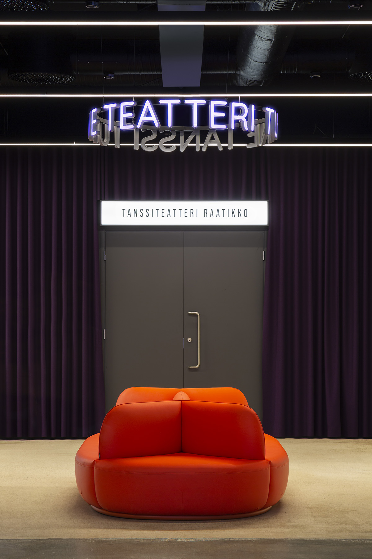 Teatteri Silkkitehdas Teatteri Vantaa Raatikko foyer design lobby sofa